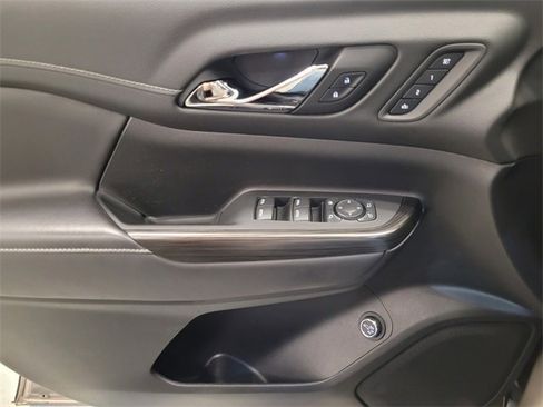 Used 2023 GMC Acadia SLT w/ Technology Package image 28