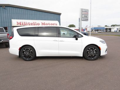 New 2026 Chrysler Pacifica Select
