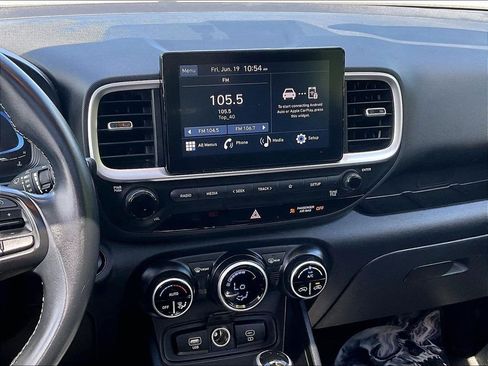 Used 2024 Hyundai Venue SEL FWD image 18