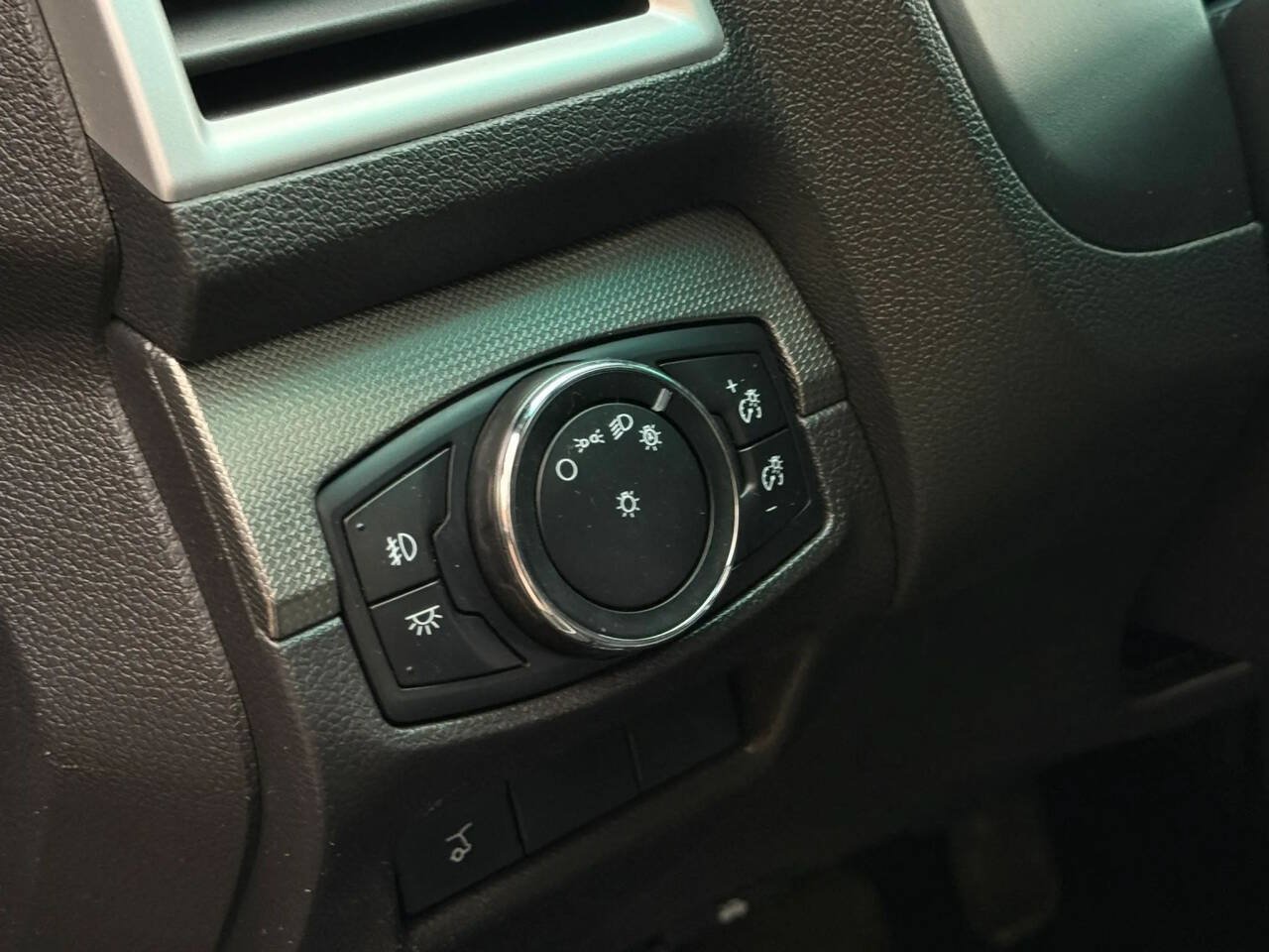 Used 2015 Ford Explorer XLT w/ Equipment Group 202B AWD/4WD image 29