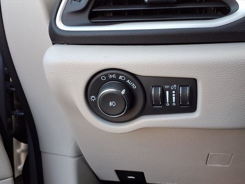 Used 2024 Chrysler Pacifica Touring-L image 22