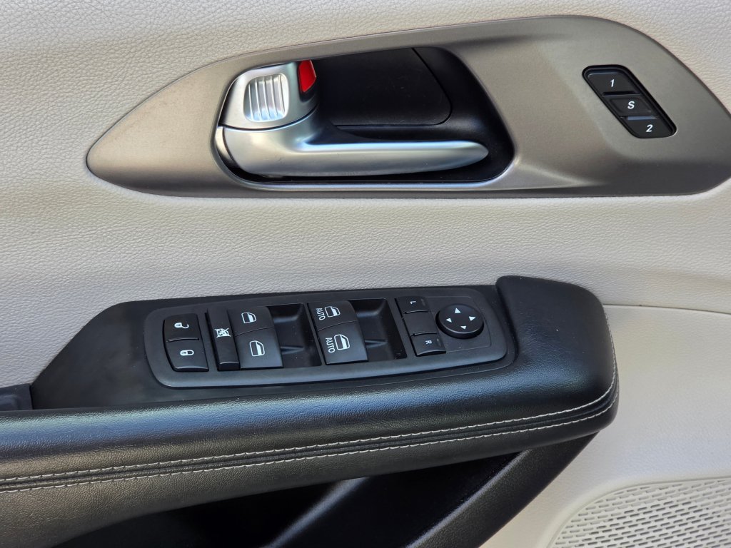 Used 2022 Chrysler Pacifica Touring-L FWD image 53