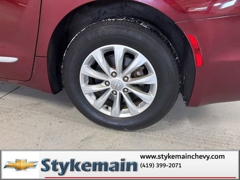 Used 2019 Chrysler Pacifica Touring-L image 8