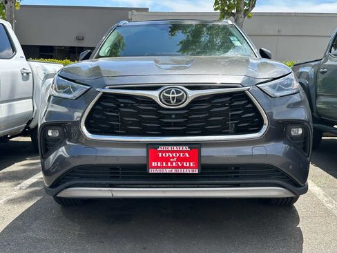 Used 2023 Toyota Highlander Platinum AWD/4WD image 2