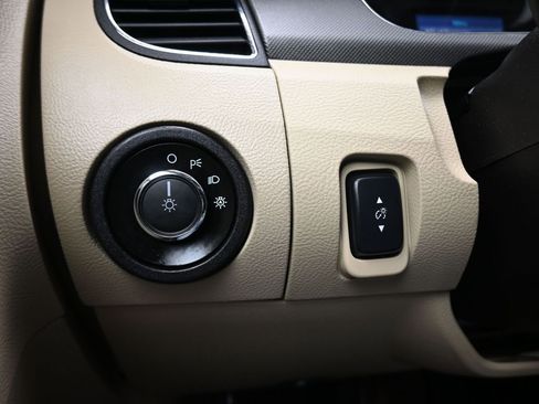 Used 2017 Ford Taurus SE FWD image 23