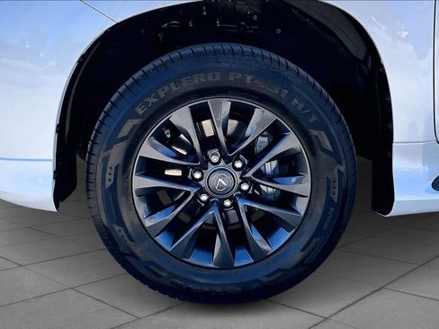 Used 2023 Lexus GX 460 Premium w/ Premium Package image 11