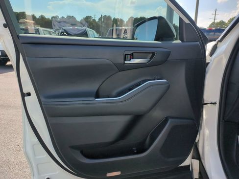 Used 2021 Toyota Highlander XLE FWD image 11