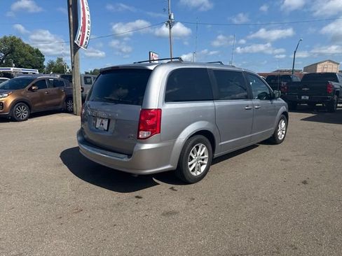 Used 2019 Dodge Grand Caravan SXT FWD image 3