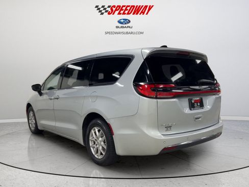Used 2024 Chrysler Pacifica Touring-L FWD image 8