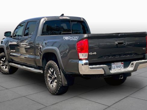 Used 2018 Toyota Tacoma TRD Off-Road AWD/4WD image 10