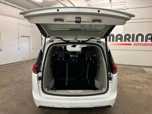 Certified 2024 Chrysler Pacifica Limited FWD image 19