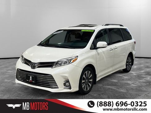 Used 2018 Toyota Sienna XLE image 10