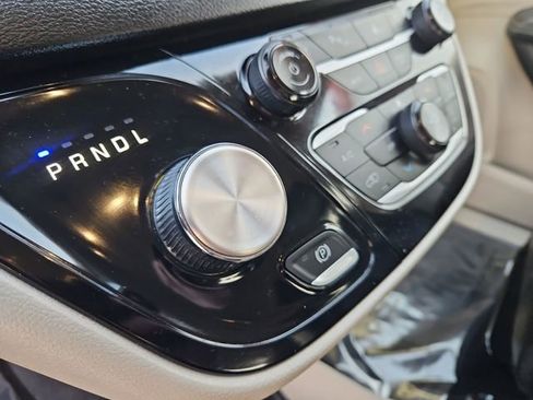Used 2023 Chrysler Pacifica Touring-L image 32