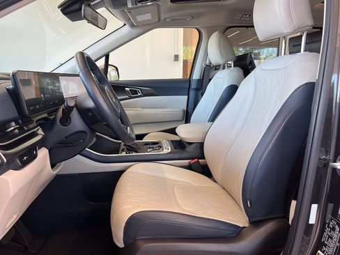 Used 2025 Kia Carnival SX FWD image 19