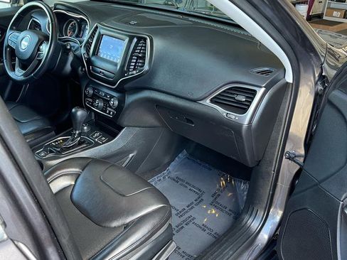 Used 2019 Jeep Cherokee Latitude Plus w/ Comfort/Convenience Group AWD/4WD image 18