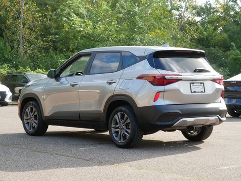 Used 2023 Kia Seltos LX AWD/4WD image 4
