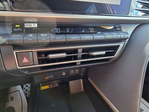 Used 2025 Toyota Camry SE image 19