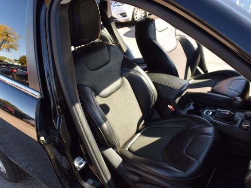 Used 2019 Jeep Cherokee Latitude Plus w/ Comfort/Convenience Group image 17