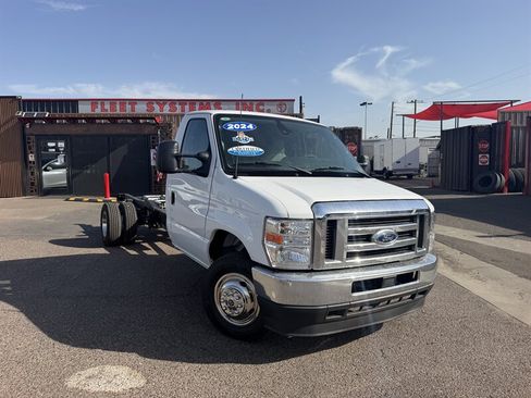 Used 2024 Ford E-450 and Econoline 450 Super Duty w/ Driver's Safety Package RWD image 1