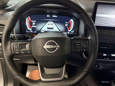 Used 2025 Nissan Rogue SL AWD/4WD image 9
