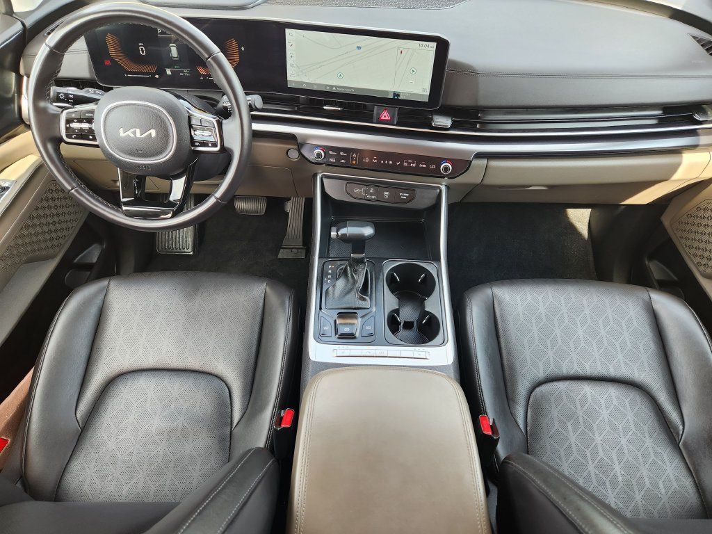 Used 2025 Kia Carnival FWD image 5
