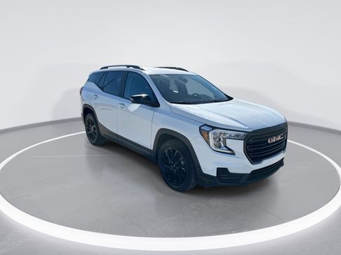 Used 2023 GMC Terrain SLE w/ Driver Convenience Package image 2