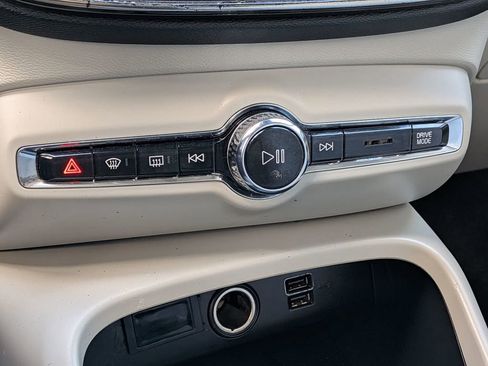 Used 2020 Volvo XC40 T4 Momentum image 20