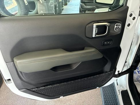Used 2024 Jeep Wrangler High Altitude AWD/4WD image 14