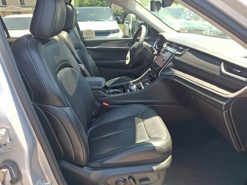 Used 2023 Jeep Grand Cherokee Limited w/ Luxury Tech Group II AWD/4WD image 15