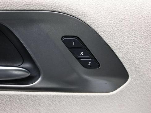 Used 2023 Chrysler Pacifica Touring-L FWD image 20