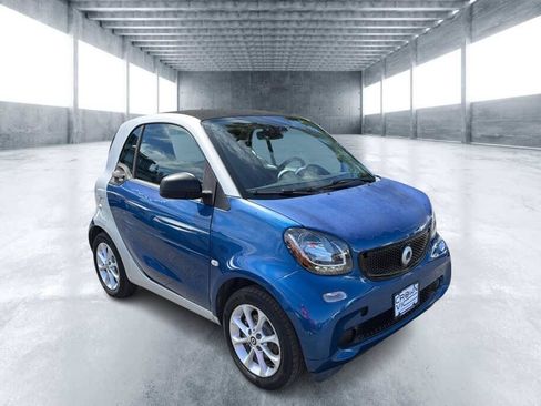 Used 2017 smart fortwo pure RWD image 2