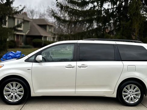 Used 2017 Toyota Sienna XLE Premium image 8