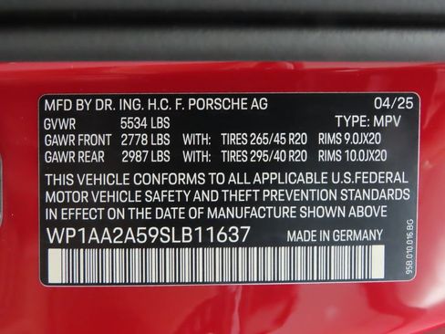 Certified 2025 Porsche Macan AWD/4WD image 36