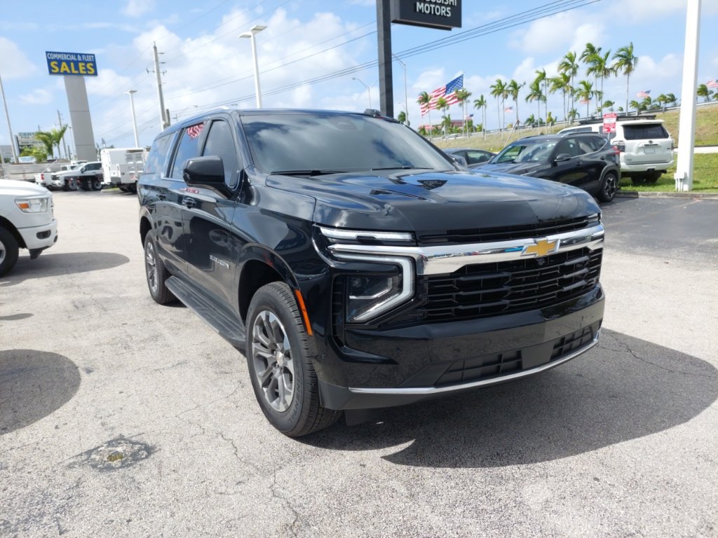Used 2026 Chevrolet Suburban LS RWD image 3