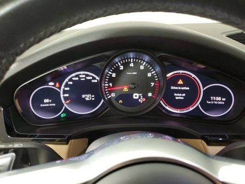 Used 2022 Porsche Cayenne w/ Premium Package image 28