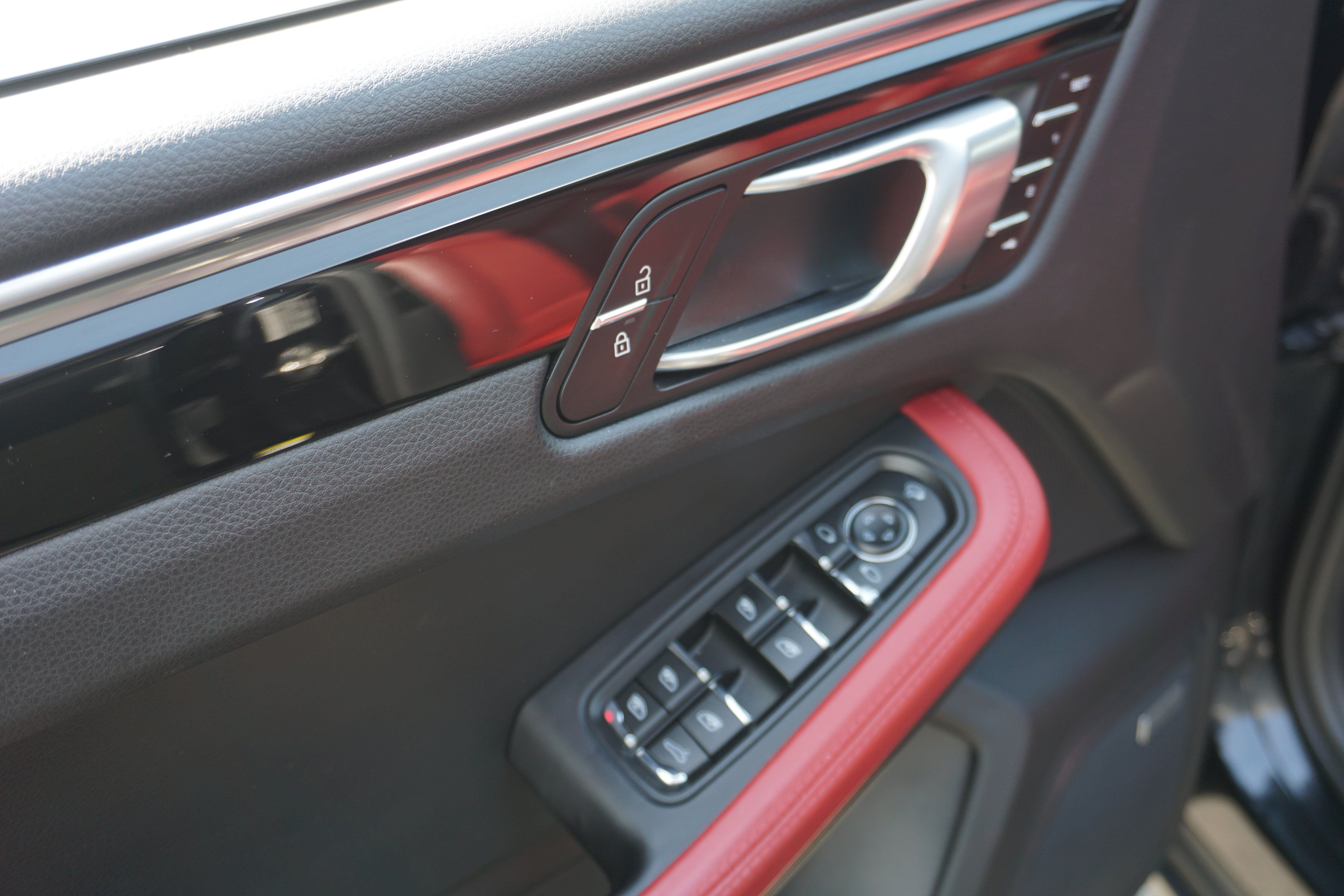 Certified 2023 Porsche Macan S AWD/4WD image 16