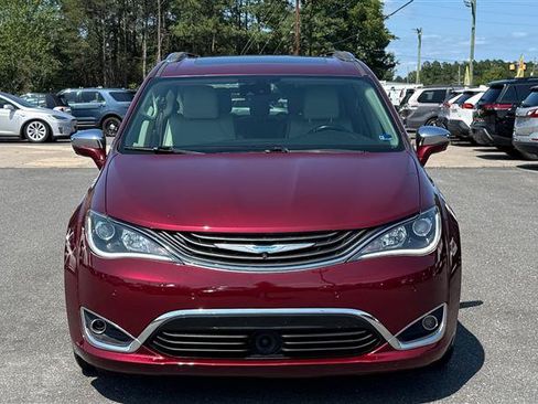 Used 2018 Chrysler Pacifica Limited w/ Advanced Safetytec Group FWD image 3