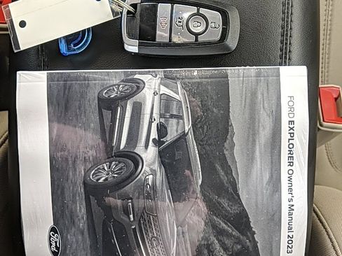 Used 2023 Ford Explorer XLT image 25