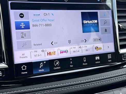 Used 2024 Chrysler Pacifica Select image 20