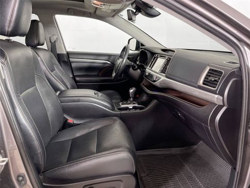 Used 2019 Toyota Highlander Limited Platinum AWD/4WD image 29