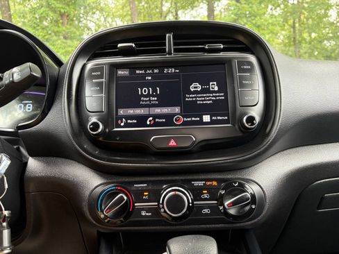 Used 2025 Kia Soul LX w/ LX Technology Package FWD image 17