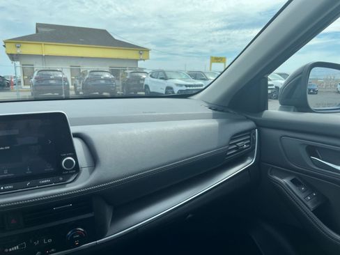 Used 2025 Nissan Rogue SV image 37