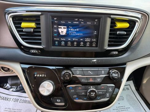 Used 2019 Chrysler Pacifica Touring-L FWD image 19