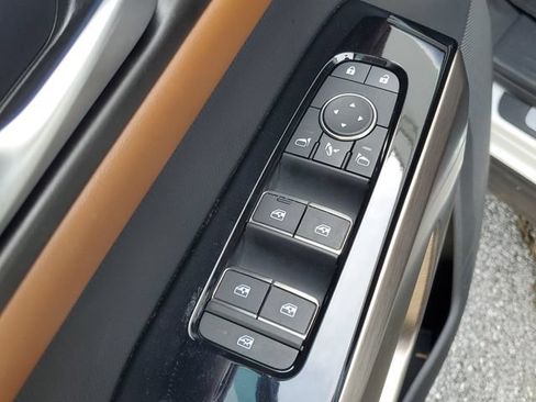 Certified 2025 Nissan Pathfinder Platinum FWD image 28
