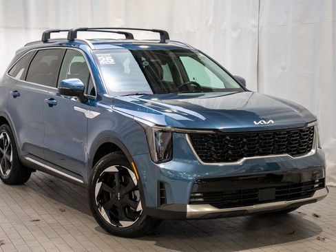 Certified 2025 Kia Sorento EX image 1