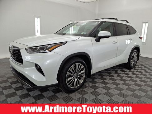Used 2022 Toyota Highlander Platinum AWD/4WD image 1