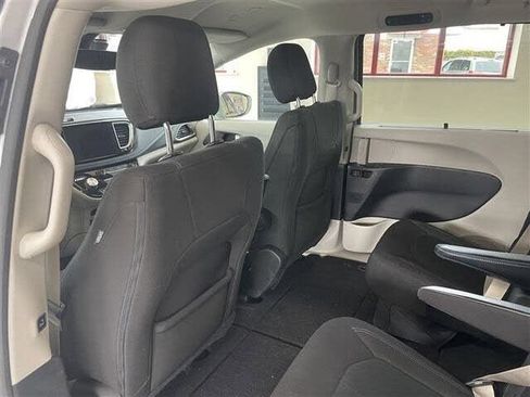 Used 2021 Chrysler Pacifica Touring FWD image 26