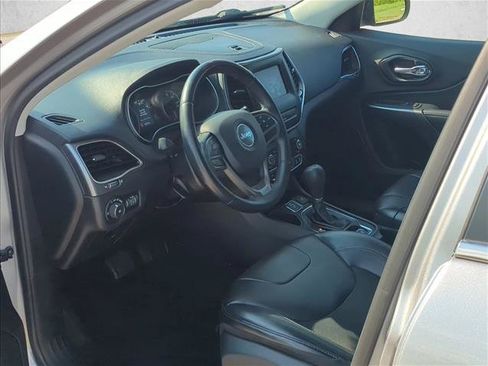Used 2019 Jeep Cherokee Latitude Plus FWD image 11