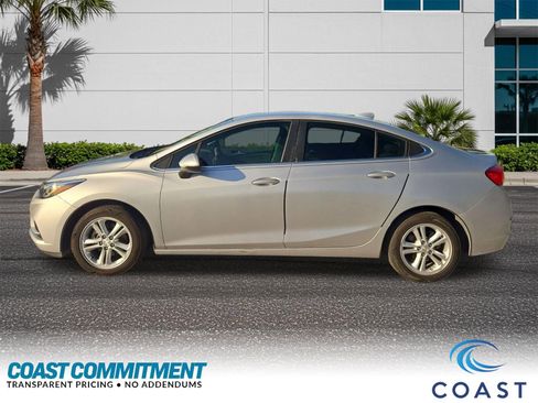 Used 2017 Chevrolet Cruze LT image 3