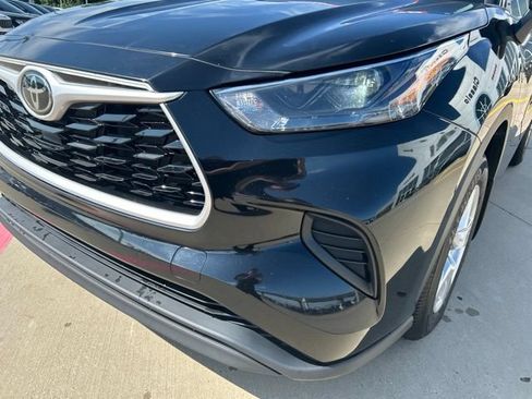 Used 2022 Toyota Highlander L FWD image 4